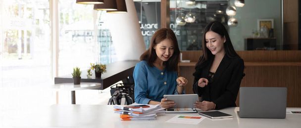 2人のアジアのビジネス女性がオフィスで仕事を得るために一緒に働く - 写真・画像