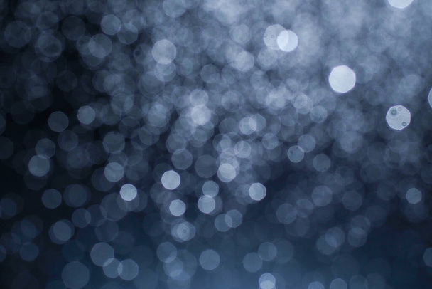 墨色で濃紺の抽象的な背景。カラフルなきらめきライト｜bokeh light background. - 写真・画像