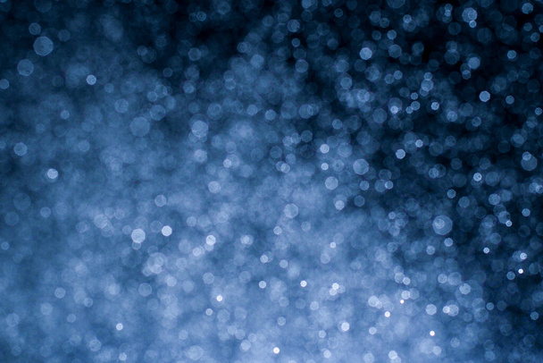 Σκούρο μπλε αφηρημένο φόντο με bokeh. Πολύχρωμα φώτα αναβοσβήνει bokeh φως φόντο. - Φωτογραφία, εικόνα