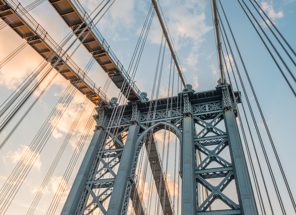 Πυλώνα και μεταλλικά καλώδια γέφυρα του Μανχάταν, Νέα Υόρκη - Φωτογραφία, εικόνα