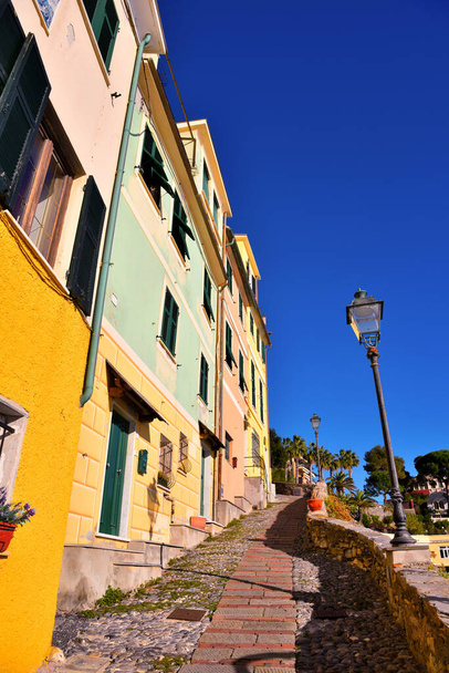 charakterystyczne kolorowe domy w miejscowości Bogliasco Genua Włochy - Zdjęcie, obraz