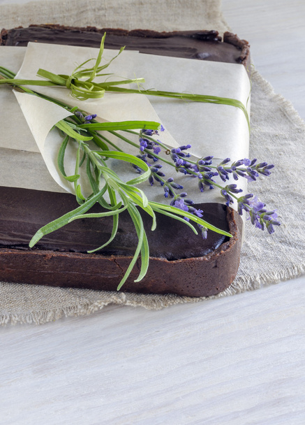 Chocolade taart met halva, versierd met lavendel - Foto, afbeelding