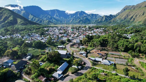 Вид с воздуха на некоторые сельскохозяйственные поля в Сембалуне. Сембалун расположен на склоне горы Ринджани и окружен красивыми зелеными горами. Ломбок, Индонезия, 22 марта 2022 года - Фото, изображение