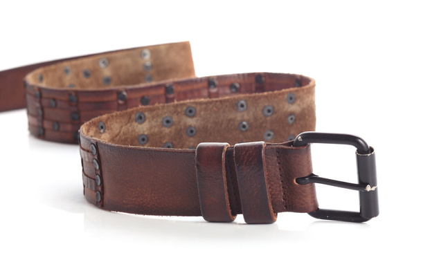 Moda cinturón de cuero marrón sobre fondo blanco
 - Foto, imagen