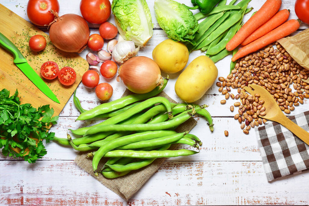 Sağlıklı yiyecekler, sebzeler, baklagiller, kırsal beyaz ahşap tahtalar. Zirve görünümü ve boşluk kopyala - Fotoğraf, Görsel