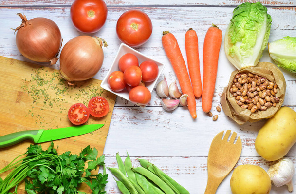 Terveellistä ruokaa, vihanneksia, palkokasveja, puupöydällä. - Valokuva, kuva