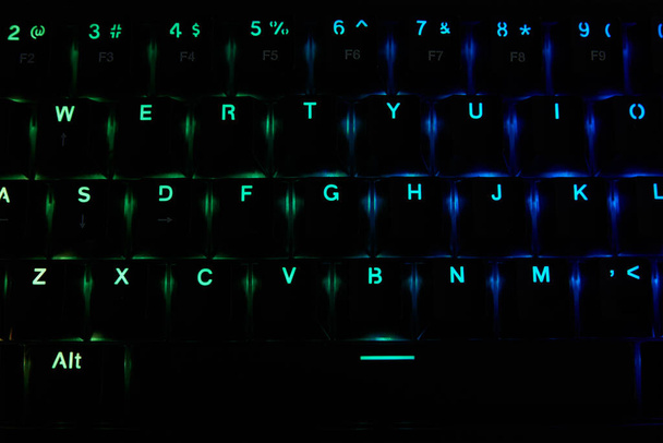 Ігрова Rgb клавіатура на темному фоні
 - Фото, зображення