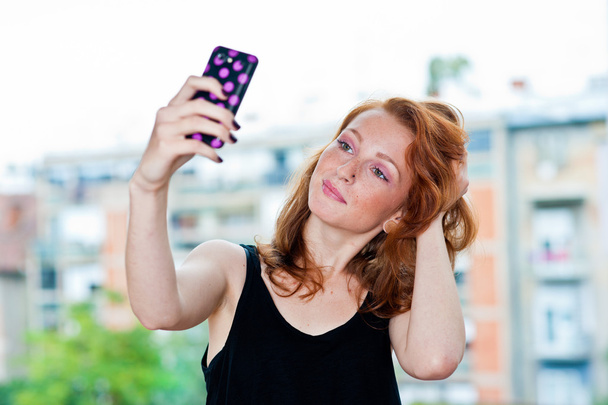痩せぎすのそばかすだらけの女性外 selfie を作る - 写真・画像