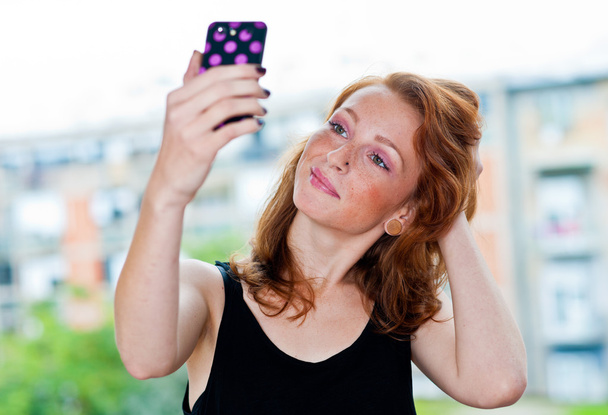 痩せぎすのそばかすだらけの女性外 selfie を作る - 写真・画像