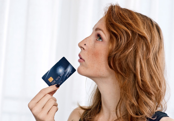pihovatý žena hospodářství kreditní karta - Fotografie, Obrázek
