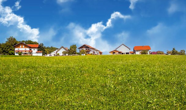 Vesnice Gosau se svými dřevěnými domky v rakouských Alpách za oblačného dne. - Fotografie, Obrázek