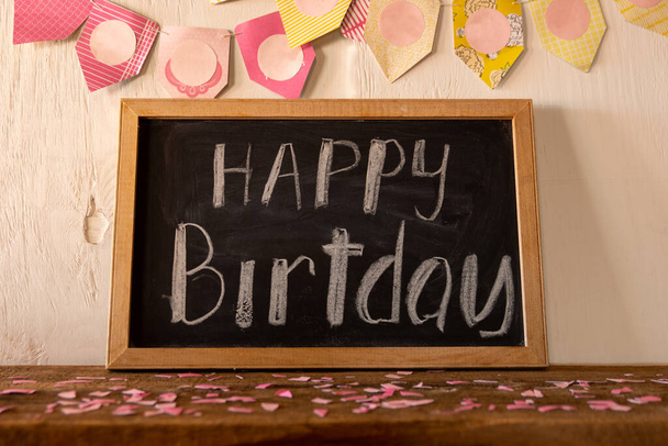 Χαρούμενα γενέθλια πινακίδα πίνακα με ένα κέικ και κεριά - Φωτογραφία, εικόνα