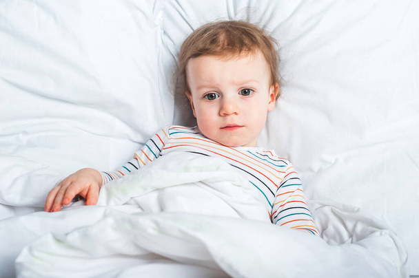 Хлопчик Тодлер у ліжку крупним планом. Здорова або хвора дитина.. - Фото, зображення