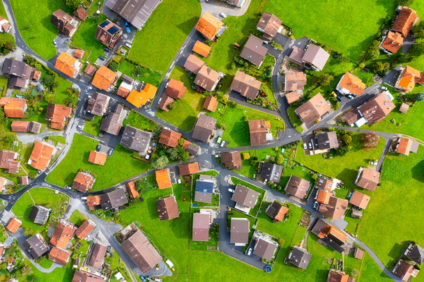 Aerial näkymä kylään ja kaduille. Näkymä maaseudulle lennokista. Kattojen taloja vyöruusu. Maisema drone kesällä - Valokuva, kuva