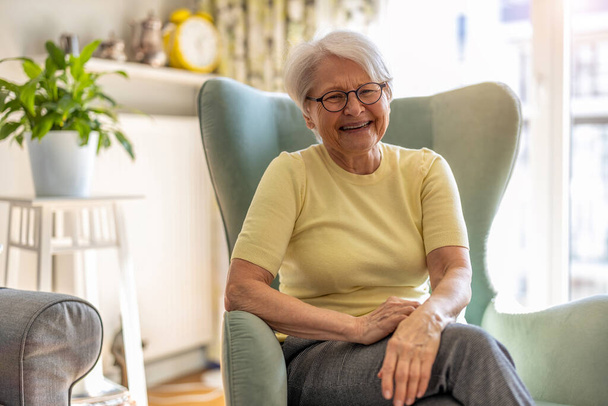 portret uśmiechający się starszy kobiety w domu - Zdjęcie, obraz