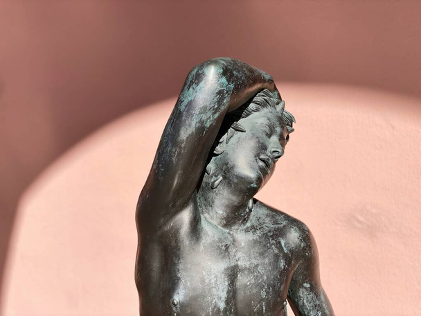 Sarasota, Florida: The John and Mable Ringling Museum of Art Sculpture Courtyard. Sleeping Satyr Bronce moderno fundido de bronce helenístico original. Un joven sátiro, criatura mitológica, durmiendo - Foto, imagen
