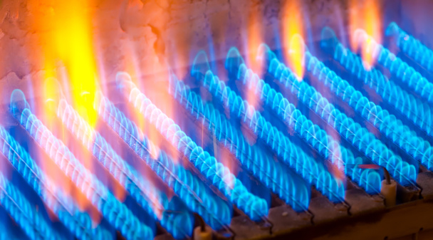 Le feu brûle d'un brûleur à gaz. Flamme bleue lors de la combustion de gaz
. - Photo, image