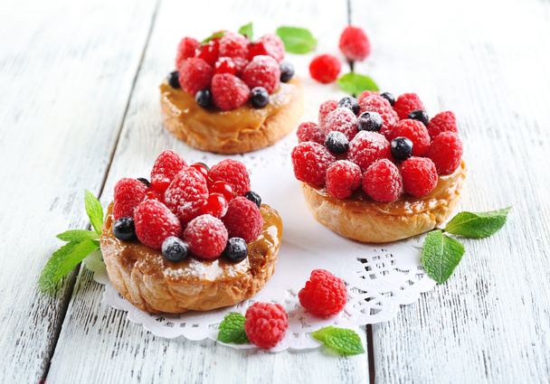 sladké koláče s ovocem na tabulky detail - Fotografie, Obrázek