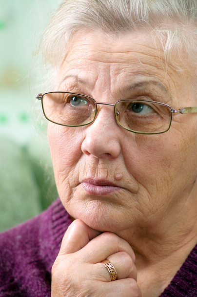 Retrato de una triste anciana. Edad 70-75 años
 - Foto, Imagen