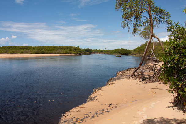 Caraiva, Bahia, Brezilya yakınlarındaki Ponta do Corumbau kumsalına ulaşmak için Corumbau Nehri sınır kapısı. - Fotoğraf, Görsel