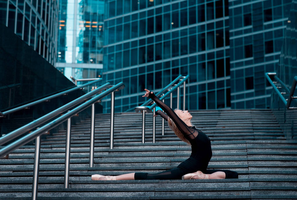 Moderne balletdanser, ballerina op straatachtergrond. Trappen - Foto, afbeelding
