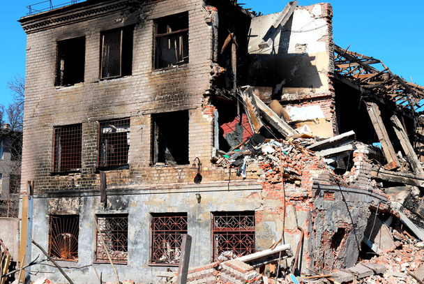 Zerstörtes und ausgebranntes Zivilgebäude nach Raketenangriff auf russisches Flugzeug in ukrainischer Stadt. Russland Krieg in der Ukraine, Beschuss, Zerstörung von Häusern. Ukraine - Foto, Bild
