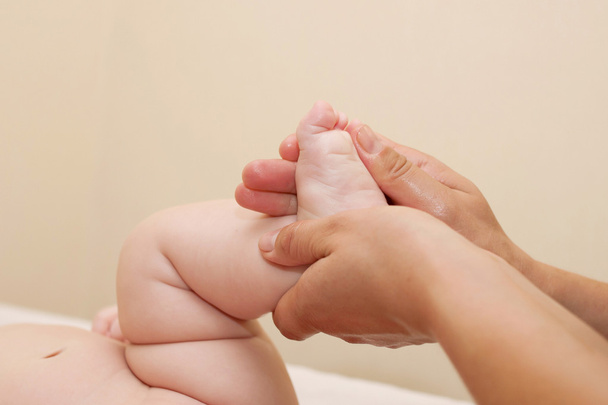 Moeder masseren kind voet close-up - Foto, afbeelding