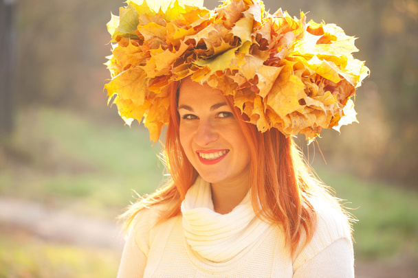 φθινόπωρο γυναίκα με στέμμα του σφενδάμνου φθινόπωρο αφήνει  - Φωτογραφία, εικόνα