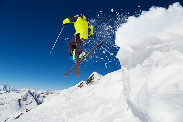Alpine skier on piste, skiing downhill - Foto, Bild