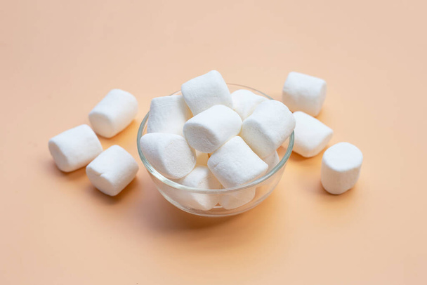 Вкусный пушистый круглый зефир, белые конфеты - Фото, изображение