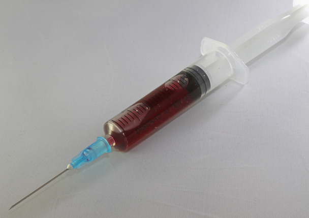 seringa com sangue humano após amostragem de sangue para análise química
 - Foto, Imagem