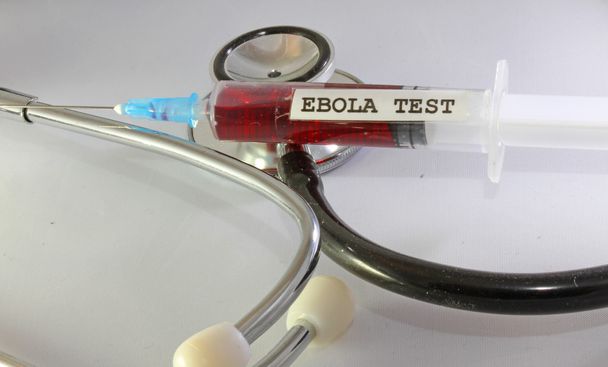 Spritzen-Test auf das Ebola-Virus und das Stethoskop des Arztes - Foto, Bild