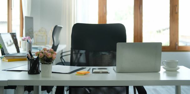 Яркое современное рабочее место с ноутбуком и офисными принадлежностями. - Фото, изображение