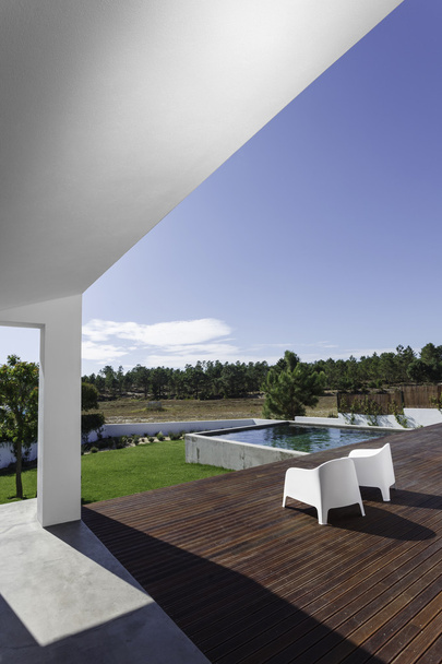 Casa moderna con piscina jardín y terraza de madera - Foto, Imagen