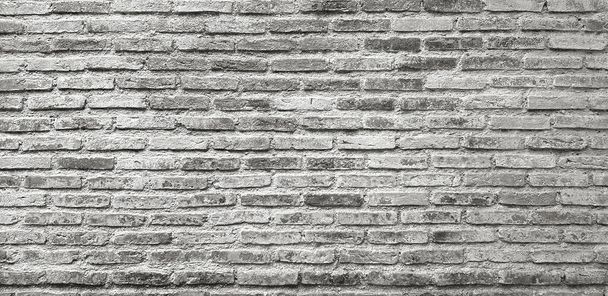 Backsteinwand für Hintergrund in Schwarz-Weiß-Ton. Linienmuster und Grunge, raue Tapeten. Bau und Bauwesen. Loft-Außendesign in monochromen Tönen   - Foto, Bild