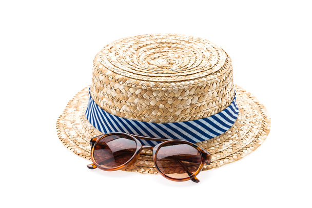 ψάθινο καπέλο και γυαλιά ηλίου - Φωτογραφία, εικόνα