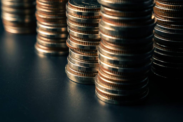 Montón de monedas de oro pila de dinero en finanzas depósito de tesorería cuenta bancaria ahorro - Foto, Imagen