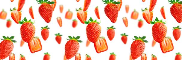 Fond coloré de fraises sur fond blanc. Vue du dessus, plat - bannière de pose - Photo, image