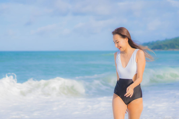 Retrato bonito jovem asiático mulher relaxar sorriso ao redor praia mar oceano em férias - Foto, Imagem