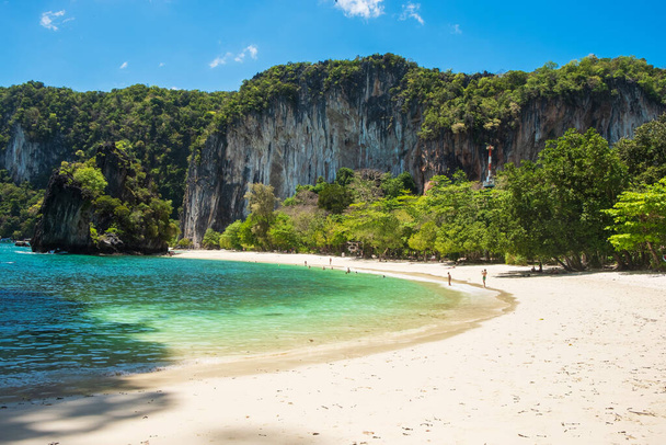 Piękna plaża na wyspie Hong, Krabi, Tajlandia. punkt orientacyjny, destynacja Azja Południowo-Wschodnia Podróże, wakacje, tropikalne i wakacyjne pojęcie - Zdjęcie, obraz