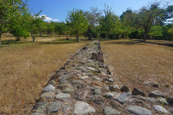 Ponce, Porto Rico, EUA: Passarela antiga pavimentada no Centro Cerimonial Indígena dos Tibes, um sítio arqueológico construído e habitado pelas tribos Igneri e Tainos. - Foto, Imagem
