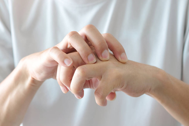 Руки пользователей компьютеров страдают от боли и травм пальцев. Синдром синдрома. Здоровье и физические концепции
 - Фото, изображение