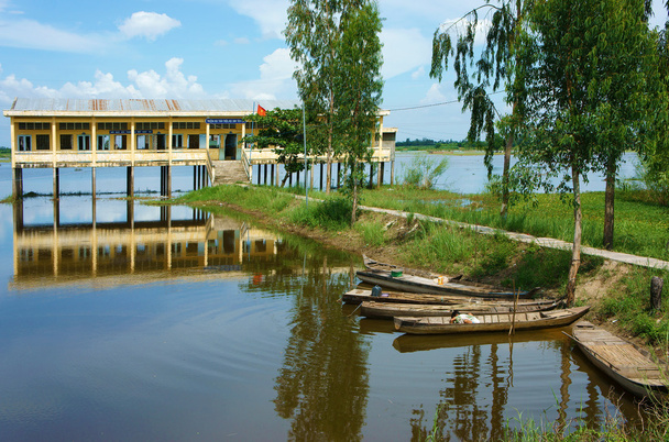 増水期のベトナムの学校 - 写真・画像