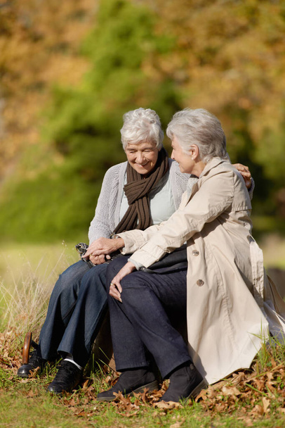 Наслаждаюсь днем на свежем воздухе. Счастливые пожилые женщины проводят время вместе на открытом воздухе. - Фото, изображение