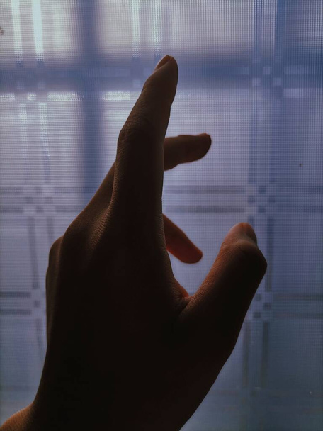 hand holding a glass of water on a blurred background - Foto, Bild