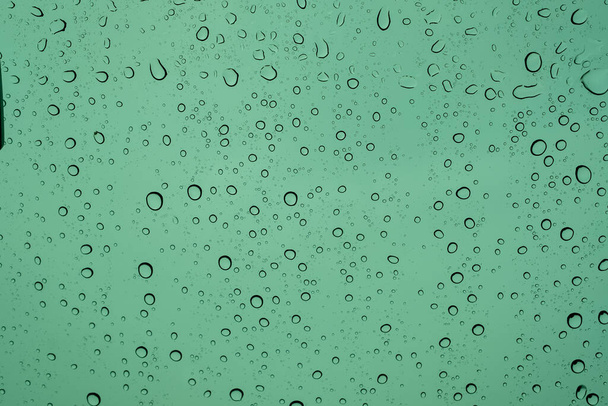 agua en el espejo, día lluvioso, fondo abstracto - Foto, Imagen