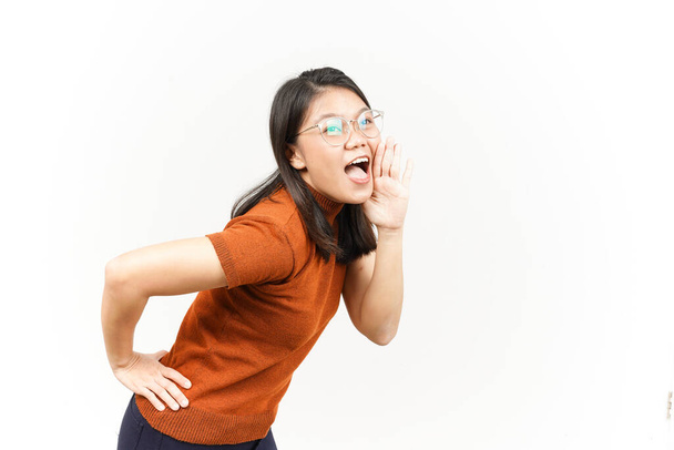 crier à haute voix avec les mains sur la bouche de belle asiatique femme isolé sur fond blanc - Photo, image