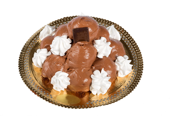 Ιταλική ζαχαροπλαστικής: σοκολάτα προφιτερόλ  - Φωτογραφία, εικόνα