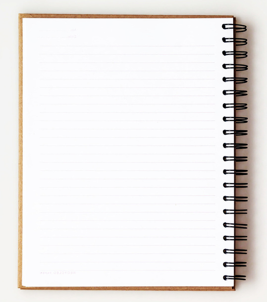 Открытая записная книжка на белом фоне
 - Фото, изображение