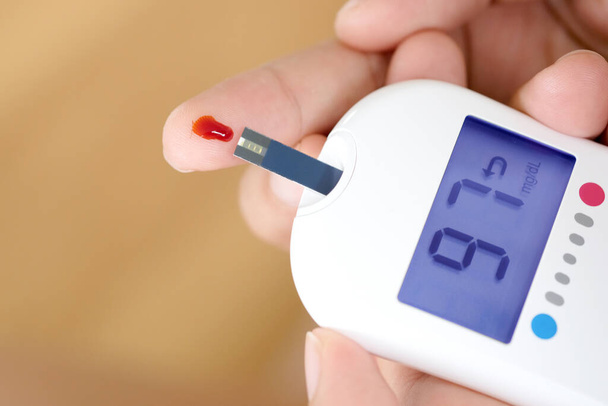 血圧計で糖尿病や高血糖モニターをチェックする人もいます。ヘルスケアと医療の概念 - 写真・画像